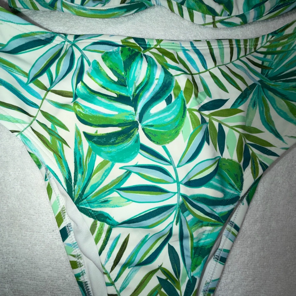 Leaf Pattern Bikini Set In Green - image 3